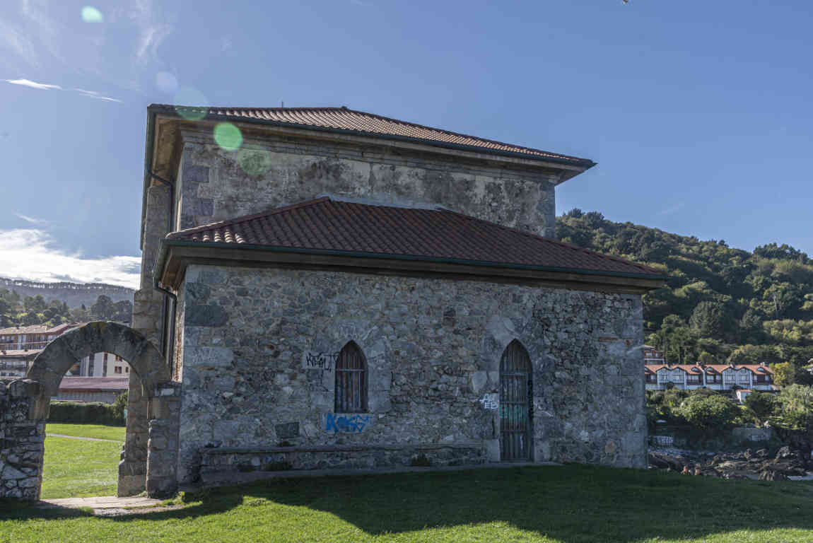 Vizcaya - Mundaka 03 - ermita de Santa Catalina.jpg